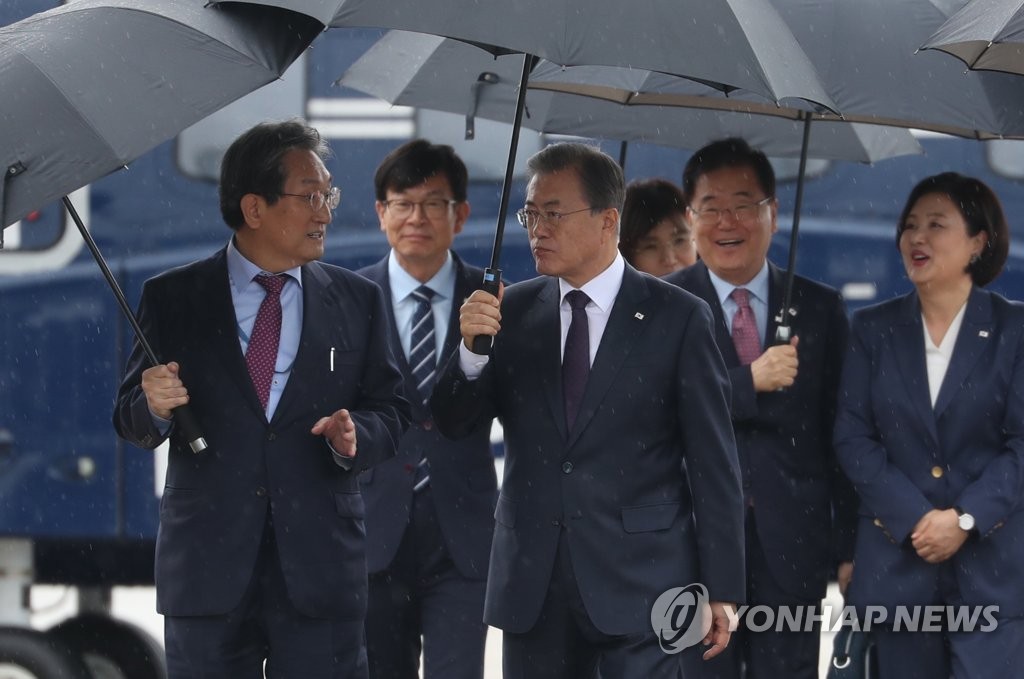 이동하는 문재인 대통령