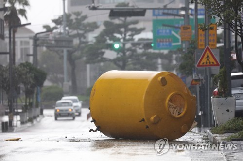 대형 물탱크 날려버린 태풍 '타파'