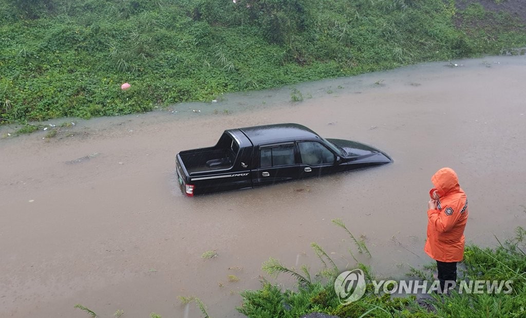 폭우로 물에 잠긴 차량