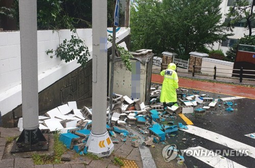 강풍에 무너진 건물 담벼락