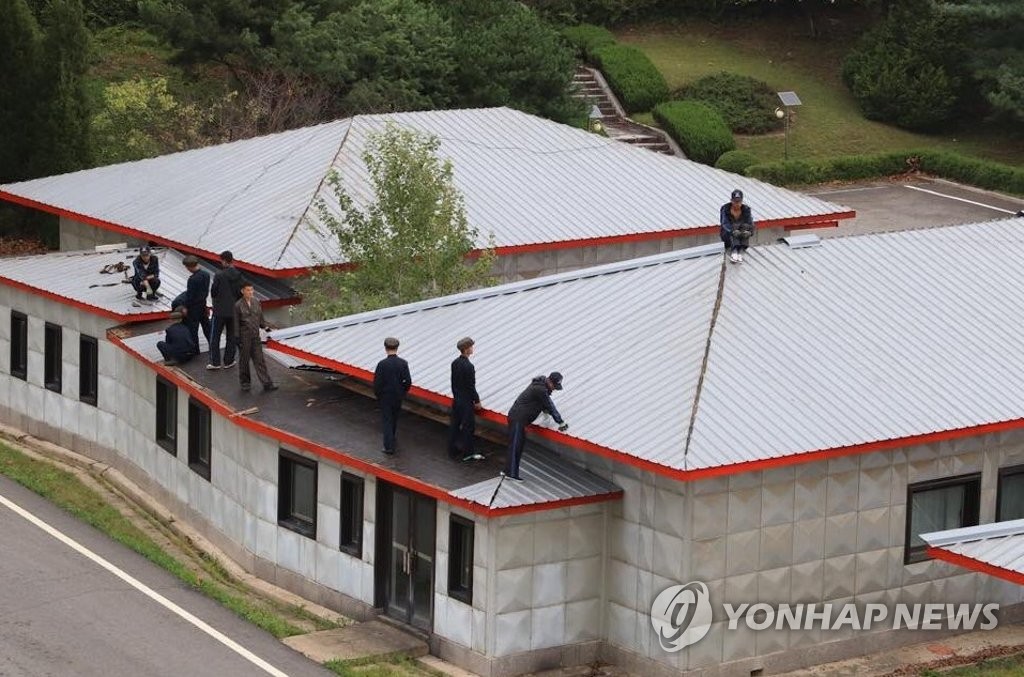 Repairing building at Panmunjom Repairing building at Panmunjom