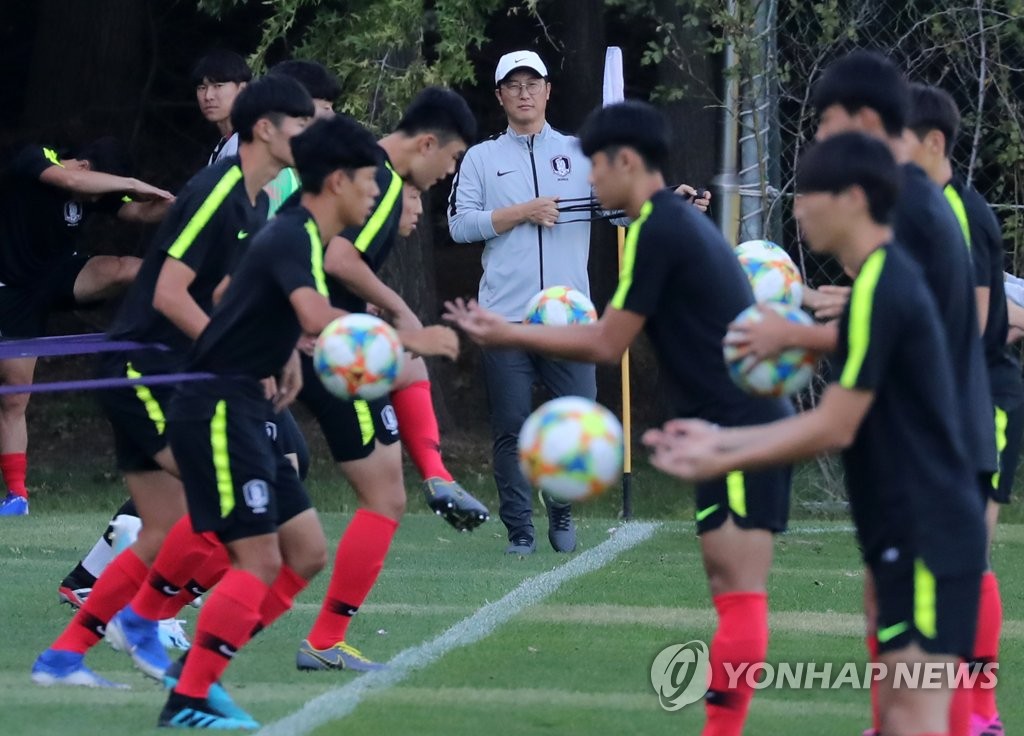 훈련 지켜보는 김정수 U-17 감독