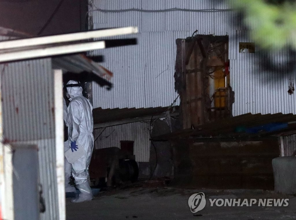돼지열병 확진 농장 들어서는 방역당국 관계자