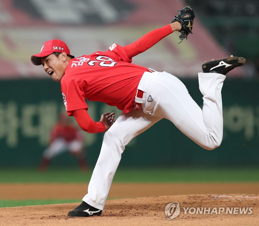 In this file photo from Sept. 25, 2019, Kim Kwang-hyun of the SK Wyverns throws a pitch against the Samsung Lions in their Korea Baseball Organization regular season game at SK Happy Dream Park in Incheon, 40 kilometers west of Seoul. (Yonhap)
