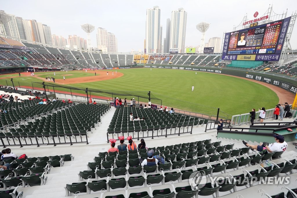 This photo from Sept. 29, 2019, shows empty seats on the first base side of the stands at Sajik Stadium in Busan, 450 kilometers southeast of Seoul, during a Korea Baseball Organization regular season game between the home team Lotte Giants and the Kiwoom Heroes. (Yonhap)