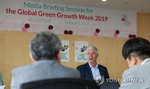 인사말하는 프랭크 라이스베르만 GGGI 사무총장