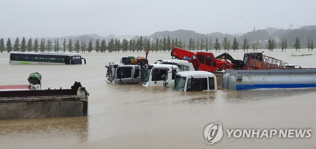 大型トラックも水没 大型トラックも水没