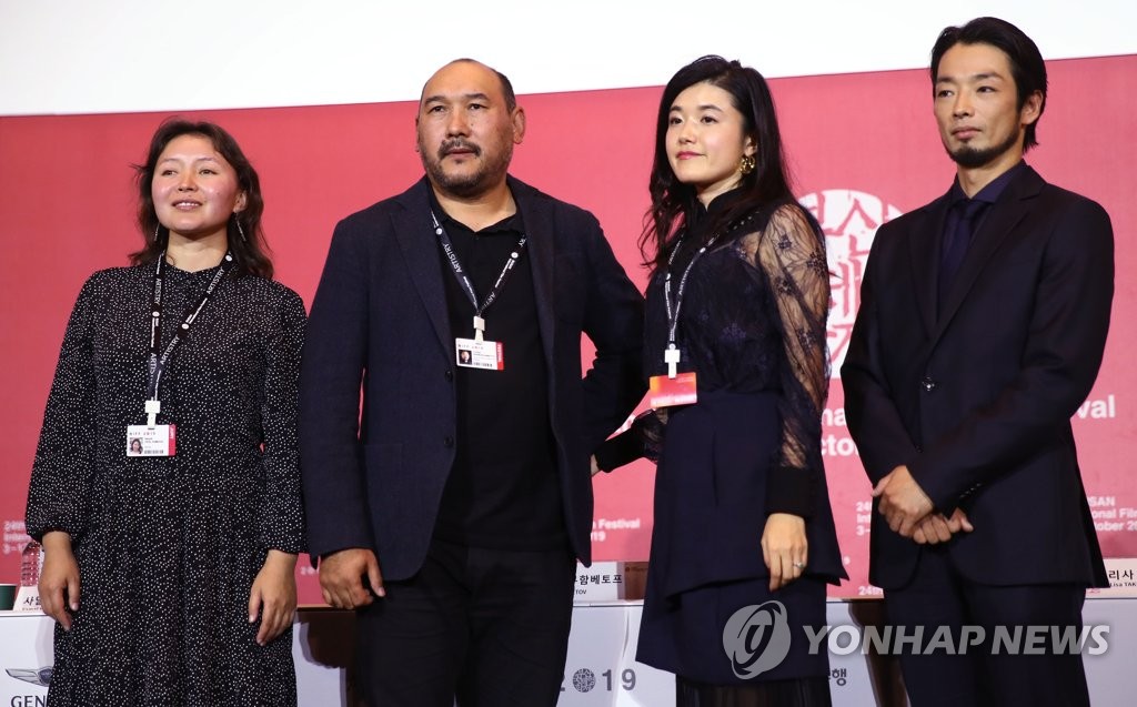 카자흐·일본 국적의 개막작 감독과 배우