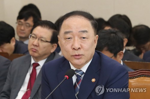 답변하는 홍남기 부총리