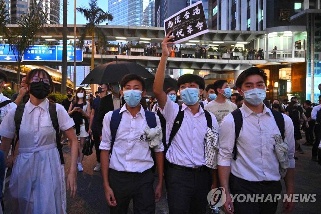 복면금지법 시행에 항의하는 홍콩 고교생들