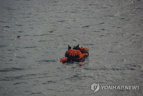 동해에서 구조된 북한 어선 선원들