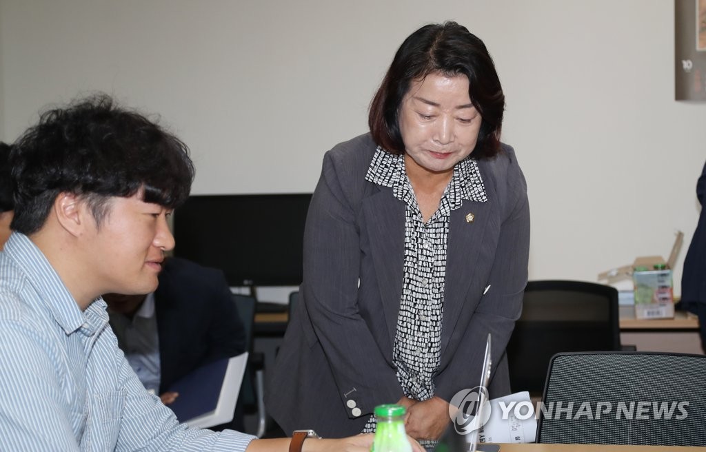 고개 숙이는 광주 북구의회 의장