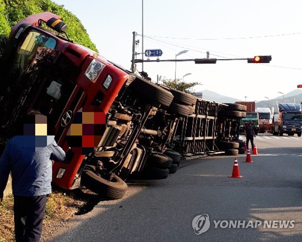 부산 신항서 전도된 트레일러