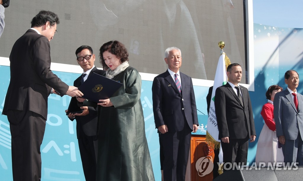 이낙연 총리, 한글날 유공자에 포상 수여