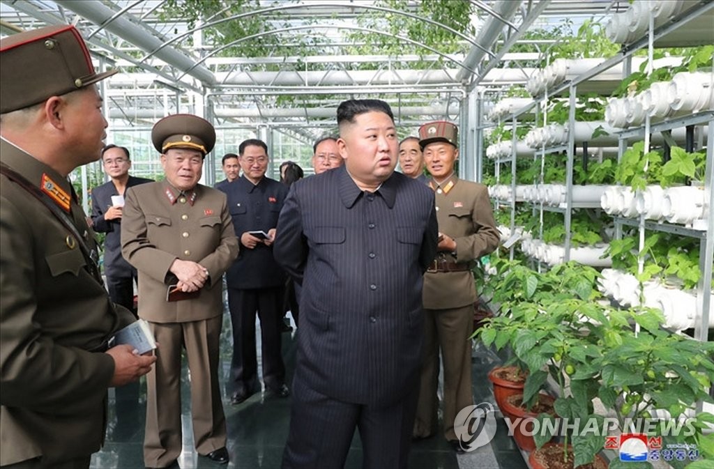 El líder norcoreano inspecciona una granja militar El líder norcoreano inspecciona una granja militar