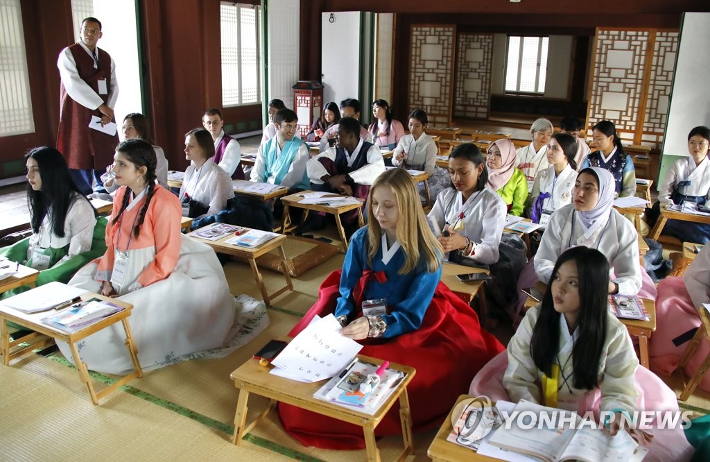 韓国語教育機関の世宗学堂が昨年１０月に実施したプログラムで韓国語を学習する外国人参加者（資料写真）＝（聯合ニュース）
