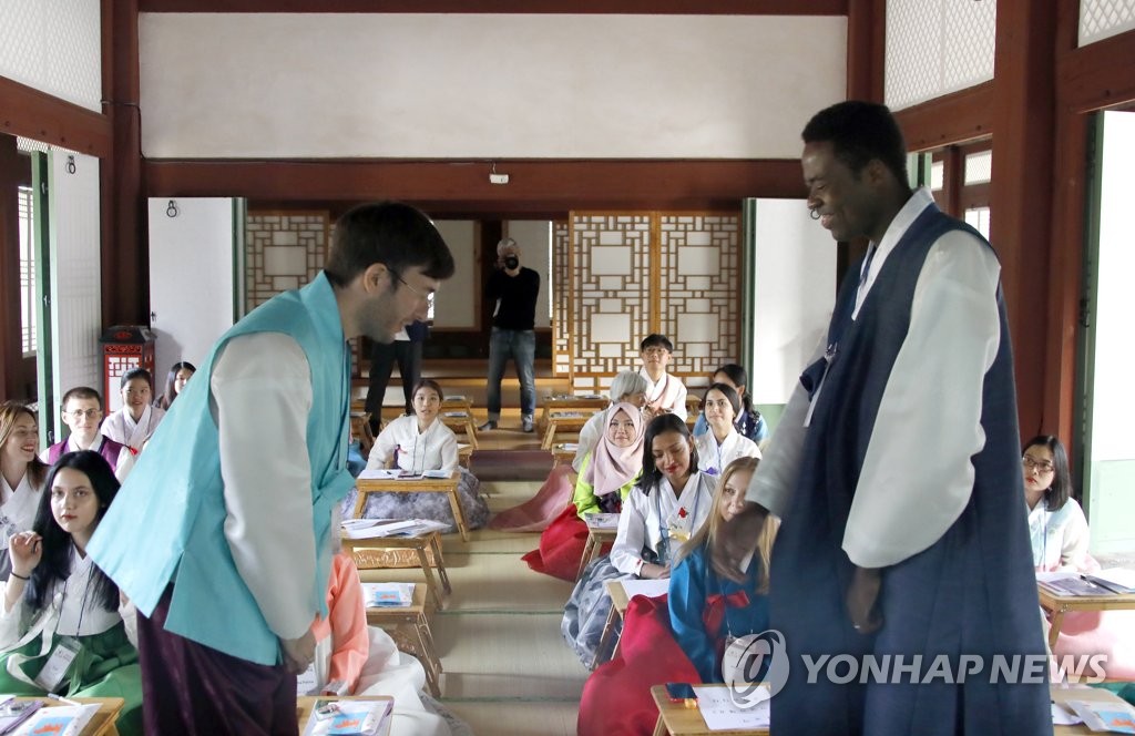 옛 집현전에서 열린 한국어 교실, '안녕하세요'