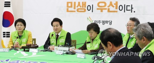 최고위원회의에서 발언하는 정동영