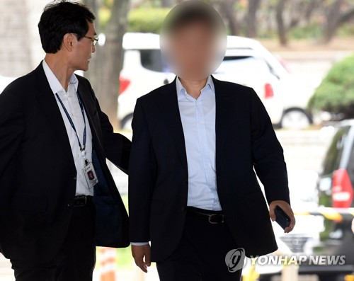 '버닝썬 유착 의혹' 윤 총경, 영장심사 출석