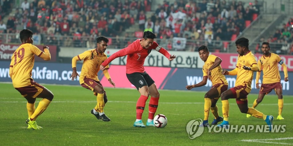 손흥민, '다섯명으로는 부족해'