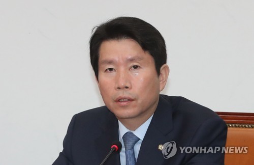 발언하는 이인영