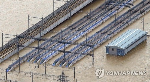 태풍에 물에 잠긴 신칸센 차량기지