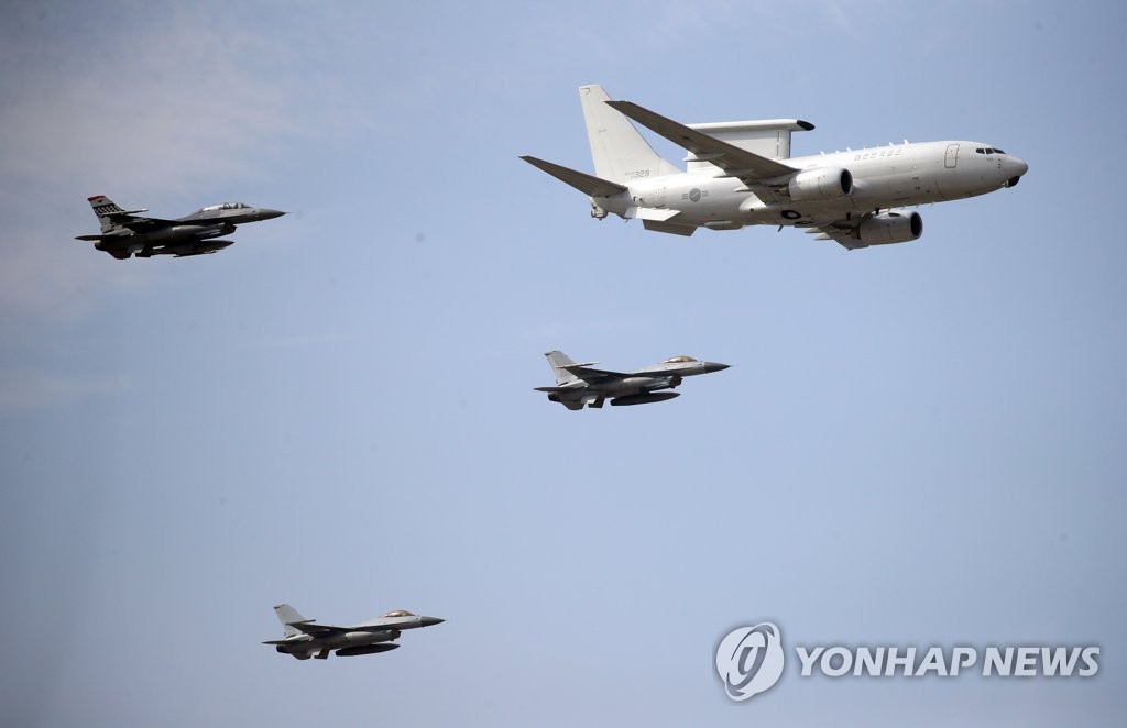 F-16 전투기와 E-737 공중조기경보통제기 피스아이
