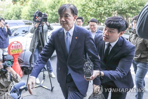 자택으로 들어가는 조국 장관
