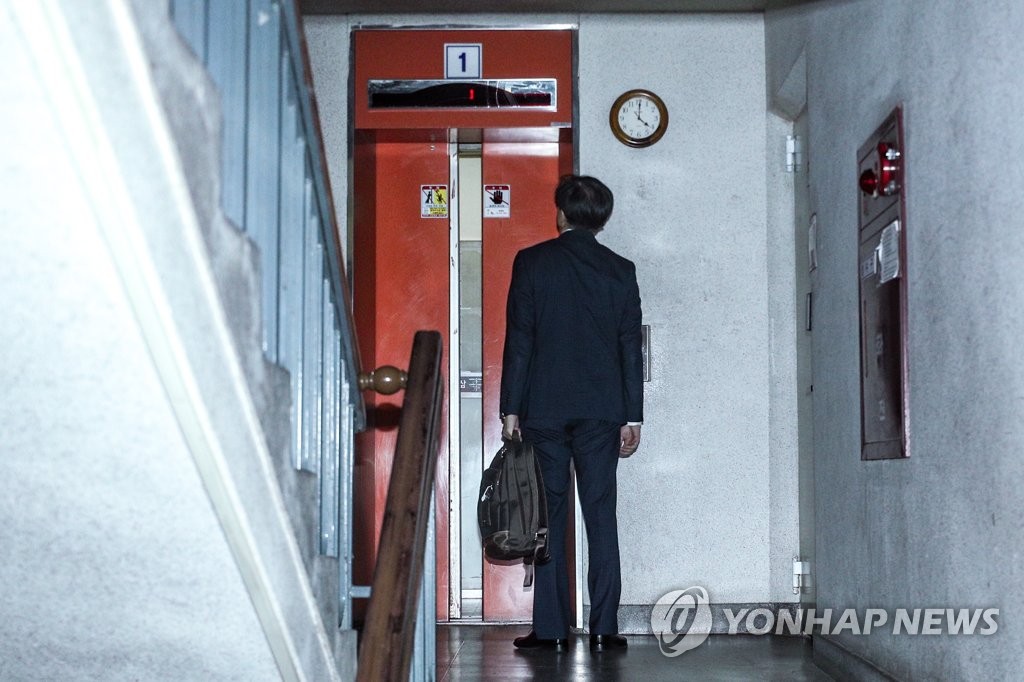 엘리베이터 기다리는 조국