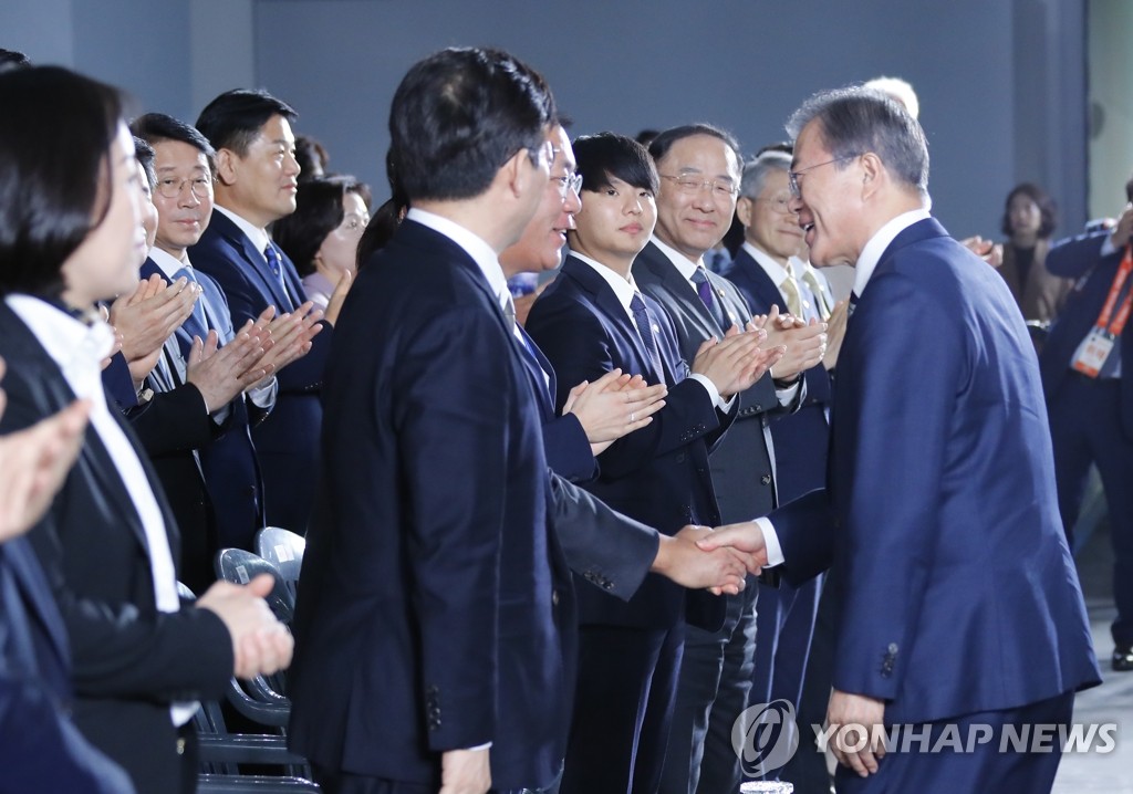 정의선 부회장과 인사 나누는 문 대통령