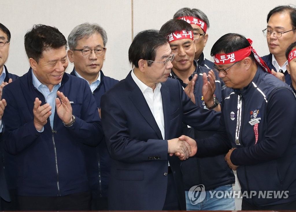 악수하는 서울시장-노조위원장