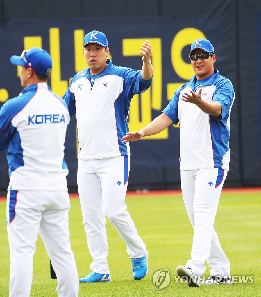 South Korean outfielder Kim Hyun-soo (C) takes part in practice with the national team ahead of the Premier12 tournament at KT Wiz Park in Suwon, 45 kilometers south of Seoul, on Oct. 16, 2019. (Yonhap)