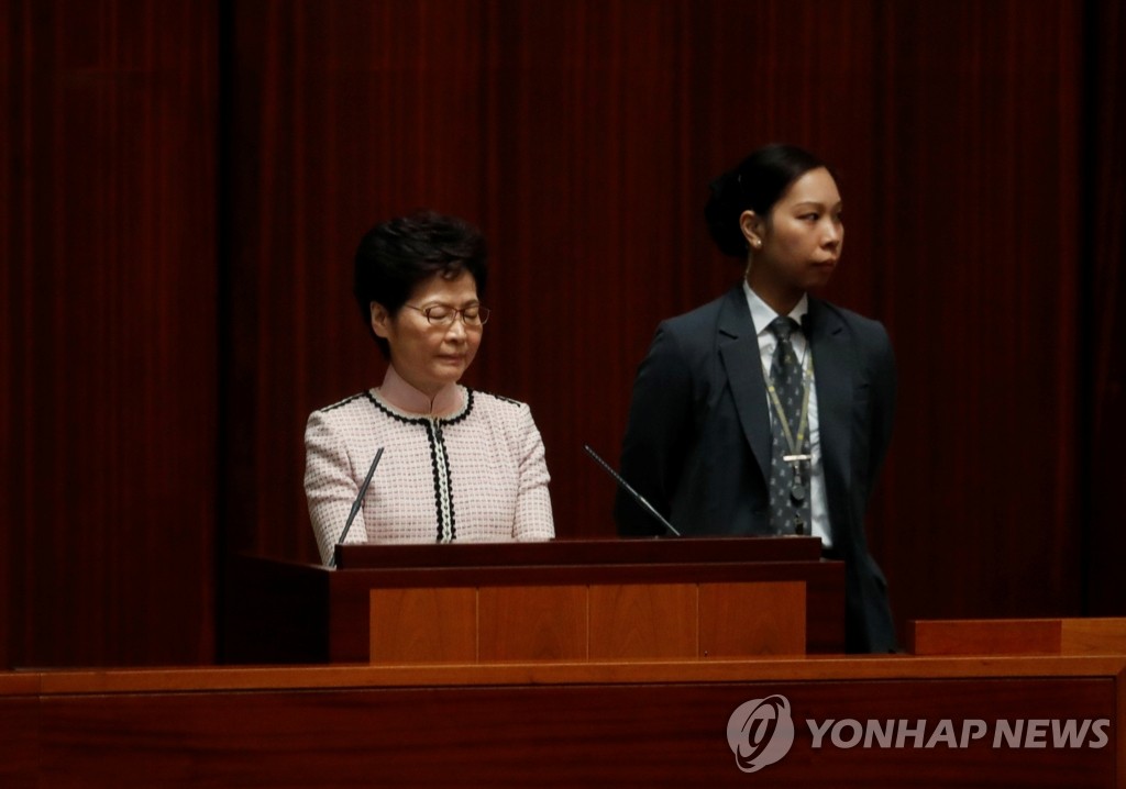 야당 반대 속 입법회 연단 오른 홍콩 행정장관
