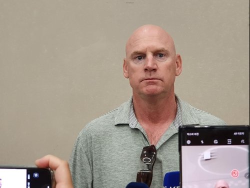 Matt Williams, new manager of the Kia Tigers in the Korea Baseball Organization, poses for photos after arriving at Incheon International Airport, west of Seoul, on Oct. 17, 2019. (Yonhap)