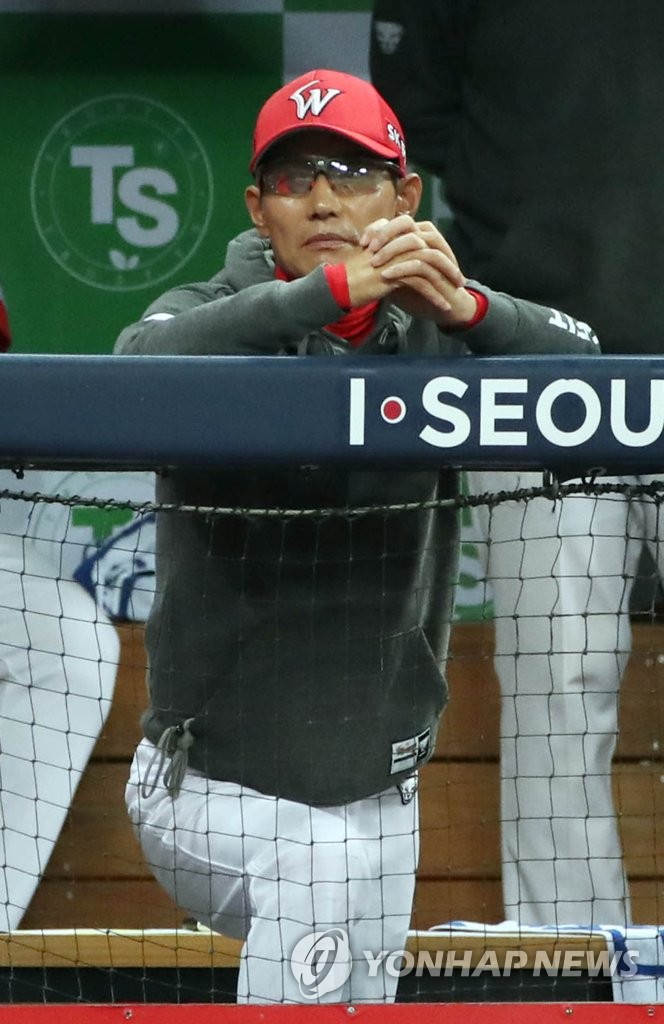SK Wyverns manager Youm Kyoung-youb watches his team in action against the Kiwoom Heroes in Game 3 of the second round Korea Baseball Organization playoff series at Gocheok Sky Dome in Seoul on Oct. 17, 2019. (Yonhap)
