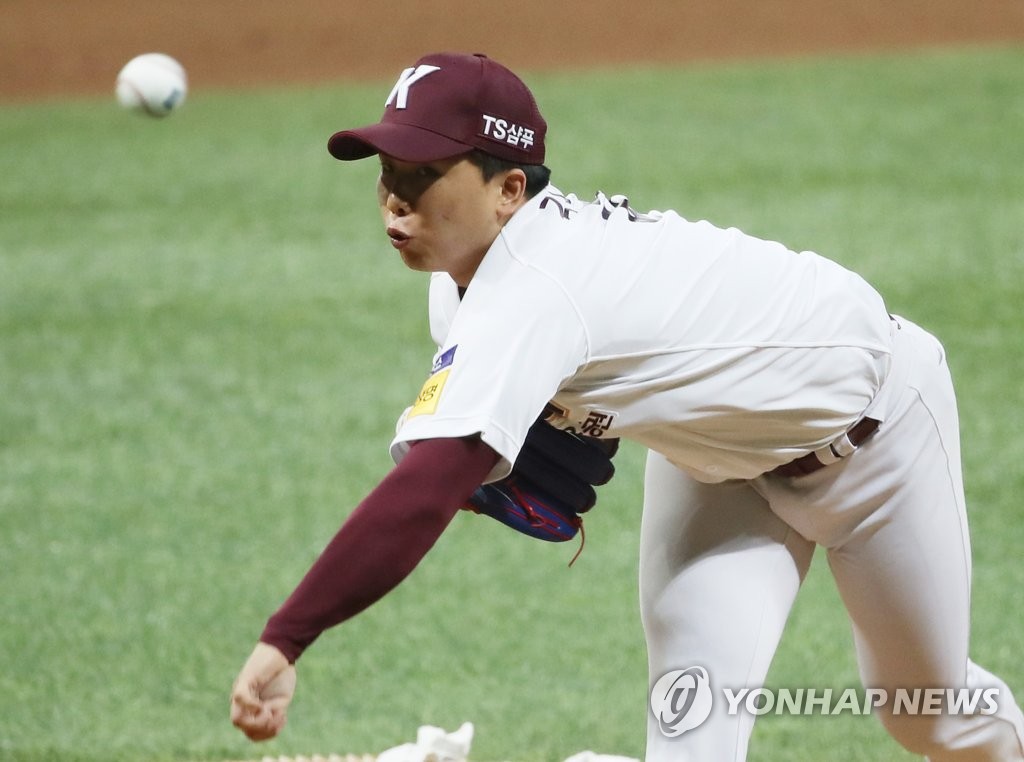 Kim Seong-min of the Kiwoom Heroes throws a pitch against the SK Wyverns in the top of the sixth inning of Game 3 of the second round Korea Baseball Organization playoff series at Gocheok Sky Dome in Seoul on Oct. 17, 2019. (Yonhap)