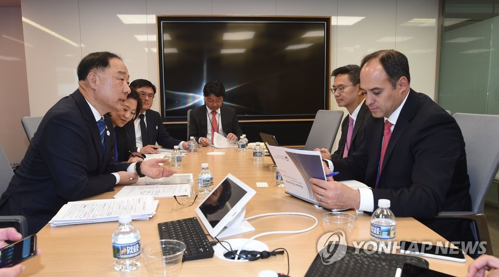 In this photo provided by South Korea's finance ministry, Finance Minister Hong Nam-ki meets with an S&P representative during his visit to the International Monetary Fund in Washington on Oct. 17, 2019. (PHOTO NOT FOR SALE) (Yonhap)