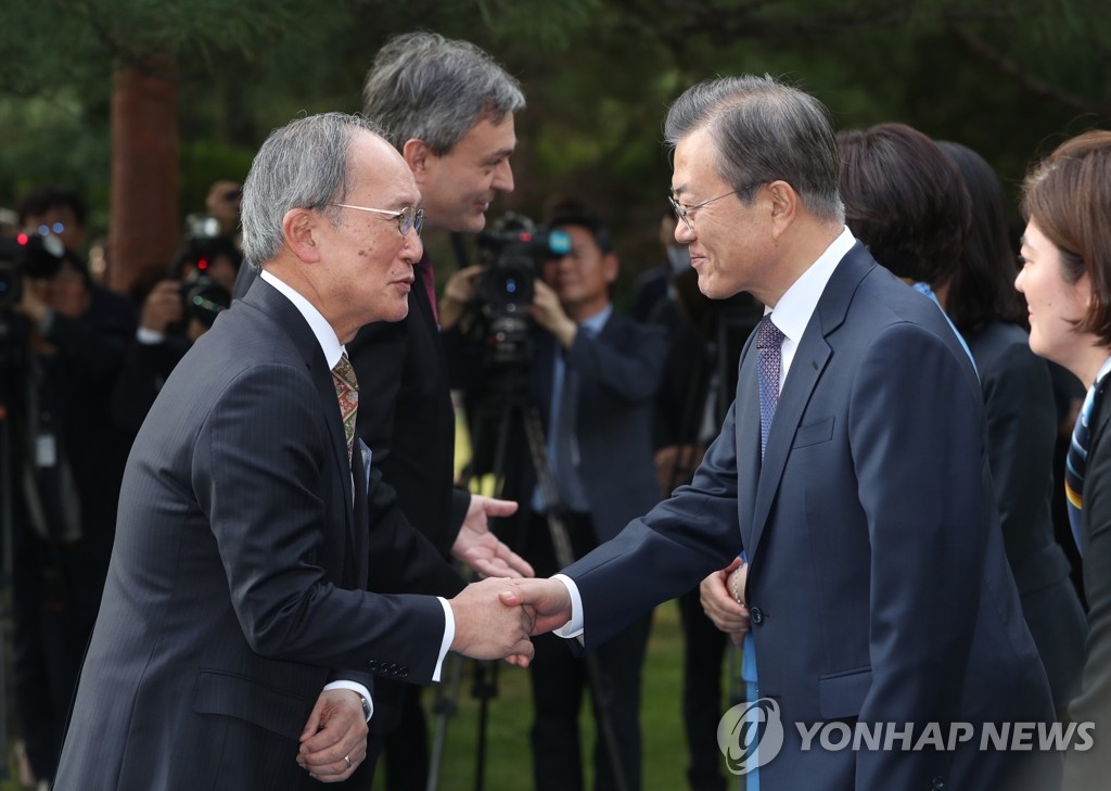 Moon receives foreign diplomats Moon receives foreign diplomats