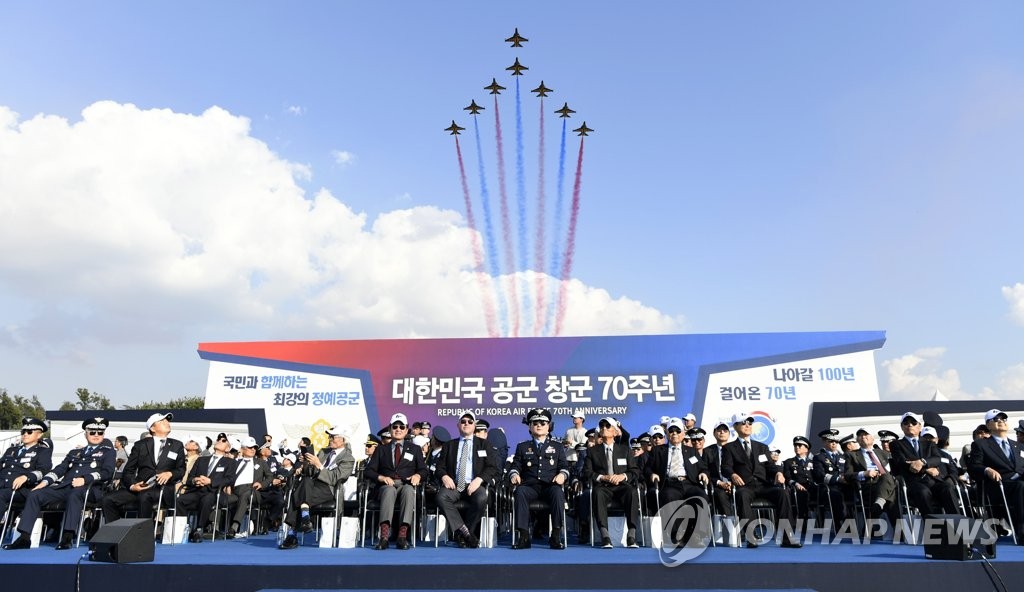 공군 창군 70주년 축하 비행하는 블랙이글스