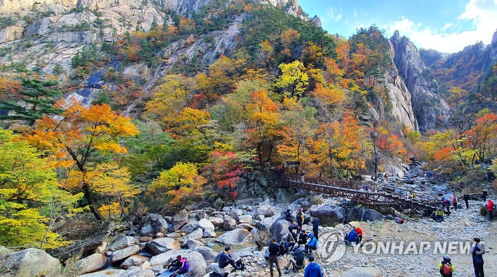 설악산 가을 만끽하는 등산객들