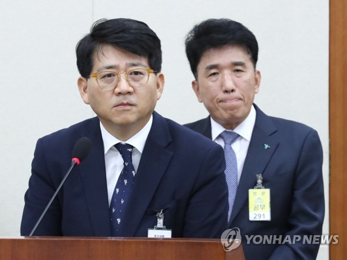 DLF 피해, 질의 경청하는 함영주 하나금융그룹 부회장과 정채봉 우리은행 부행장
