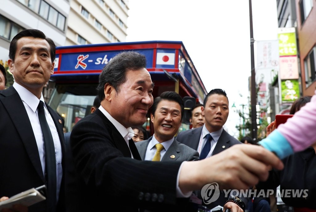 도쿄 한인상가 방문한 이낙연 총리