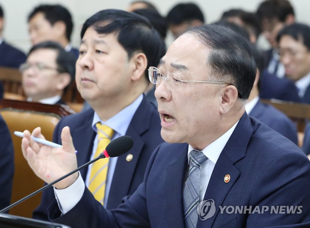 홍남기 기획재정부 장관 '적극적인 답변'