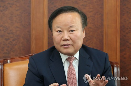 예산안 심사 관련해 인터뷰하는 김재원 예결위원장