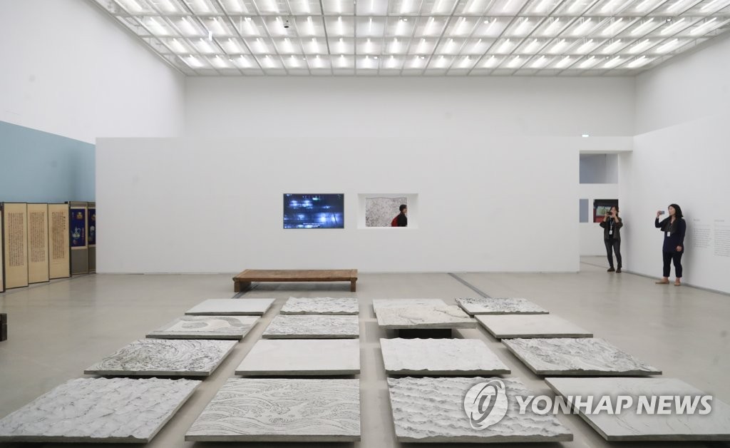 박찬경-모임 Gathering 전 둘러보는 참석자들