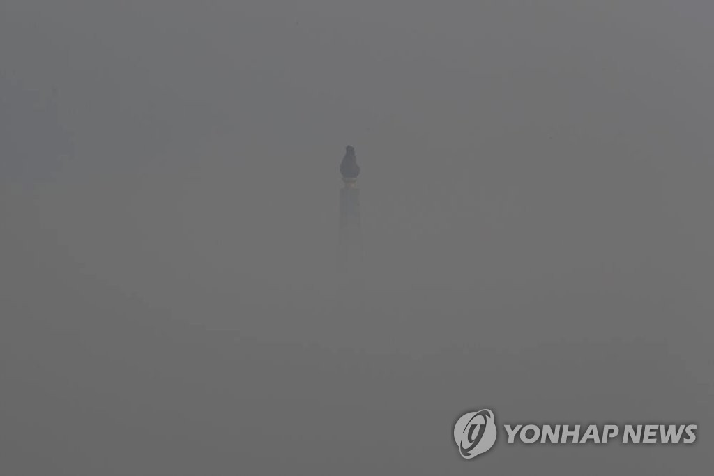 짙은 안개 속 주체사상탑