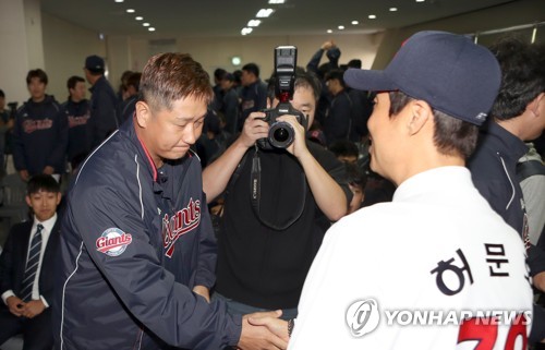 인사하는 허문회 감독과 이대호