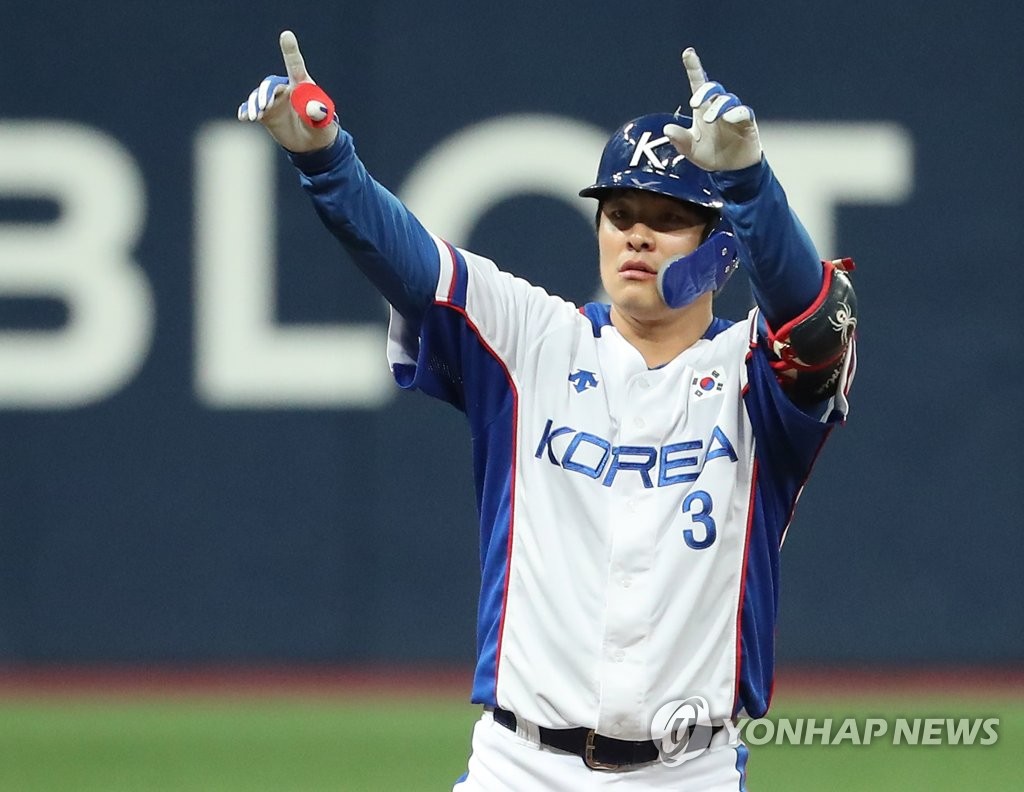 Min Byung-hun of South Korea celebrates his RBI double against Australia in the bottom of the second inning of the teams' Group C game at the Premier12 at Gocheok Sky Dome in Seoul on Nov. 6, 2019. (Yonhap)