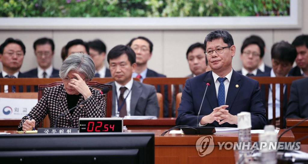 북한주민 판문점 송환 관련 질의 듣는 김연철 장관