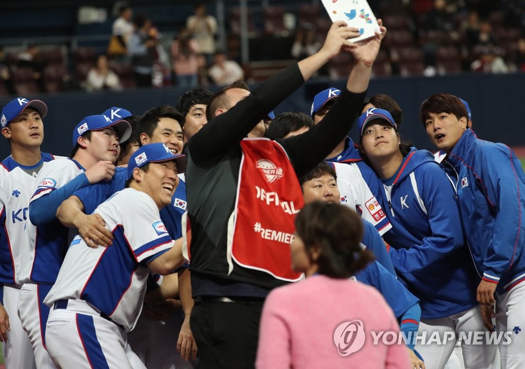 South Korean players pose for a selfie taken by the official photographer of the World Baseball Softball Confederation (WBSC) Premier12 after beating Cuba 7-0 in their Group C game at Gocheok Sky Dome in Seoul on Nov. 8, 2019. (Yonhap)